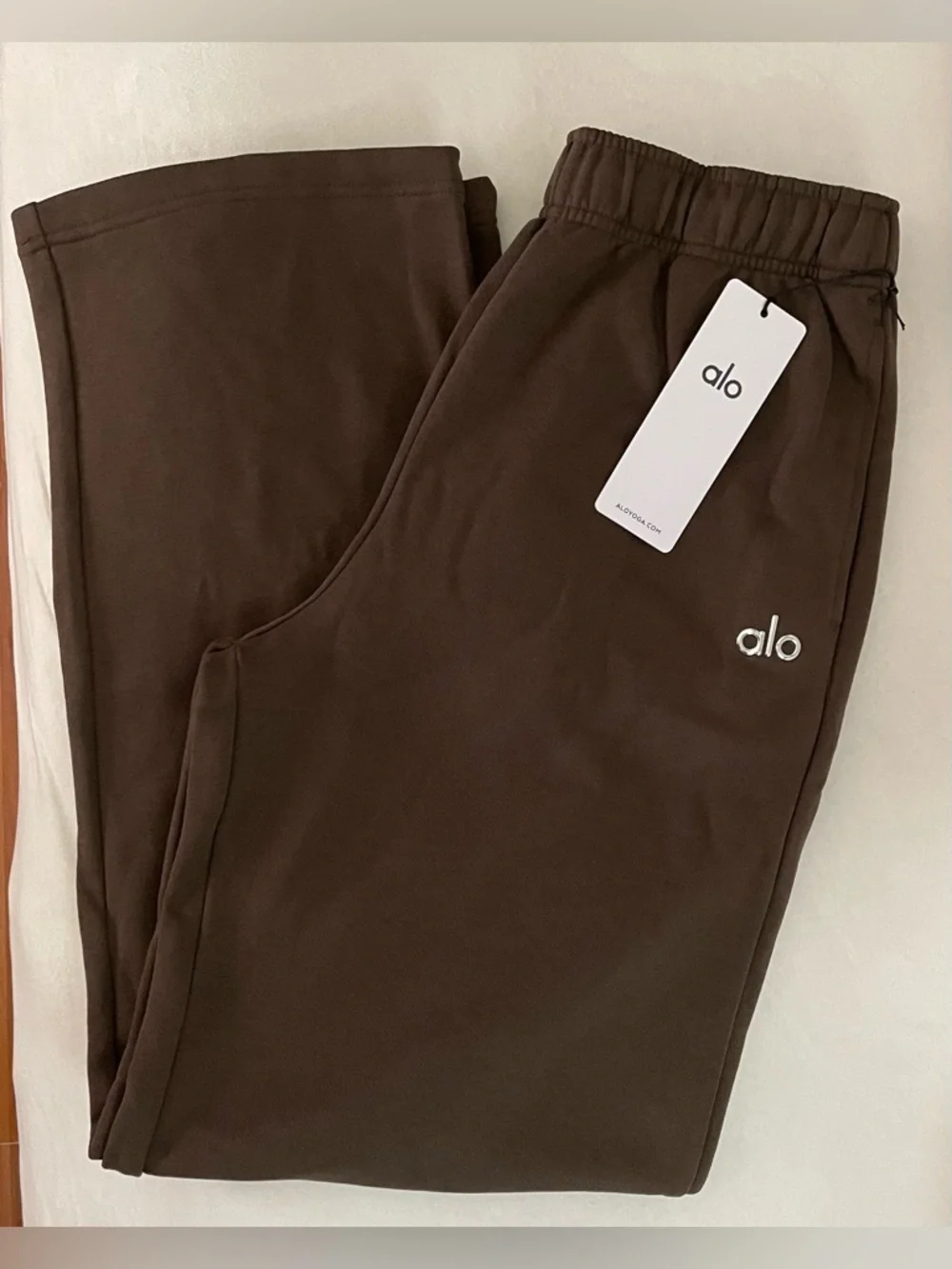 Alo Yoga NWT Accolade Straight Leg Sweatpants in Expresso Color Size M